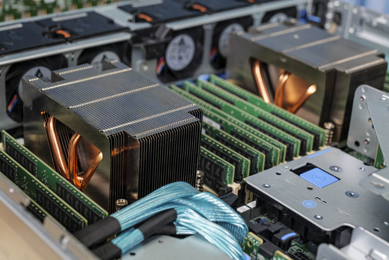 Dell-EMC-PowerEdge-R7525-Internal-View-Heatsinks-and-Memory-Angle.jpg Dell-EMC-PowerEdge-R7525-Internal-View-Heatsinks-and-Memory-Angle.jpg